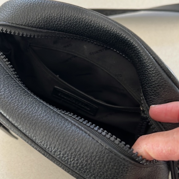 Country Road Cross Body Bag in Black - Picture 3 of 9